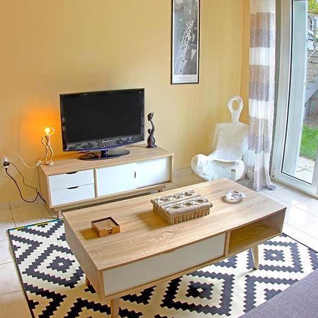 Stylish City Center Garden Apartment Athens Exterior photo